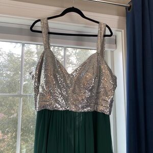 Gorgeous silver sequins & green gown. B2 Jasmine. Size 30.